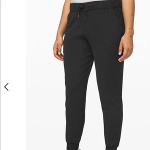 Lululemon On the Fly Jogger 28’’ Woven in Black. Size 2.